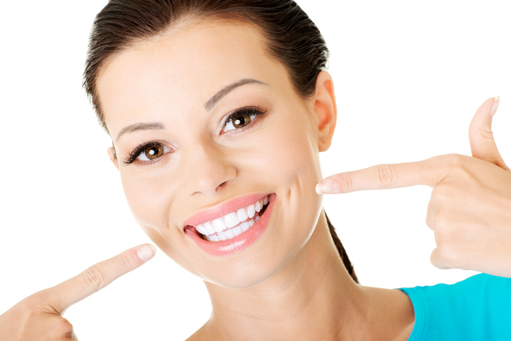 Lächelnde Patientin der DentsPro Zahnarztpraxis