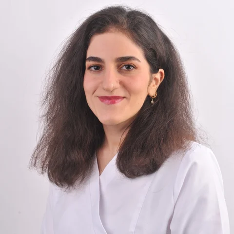 Ladan Jamali, Zahnärztin bei DentsPro Spandau